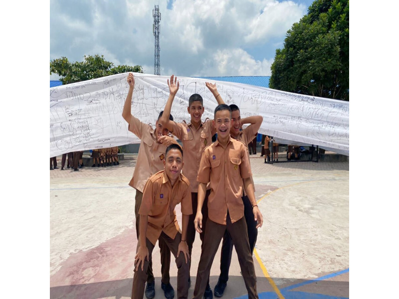 Akhir Ujian Sekolah Kelas XII 